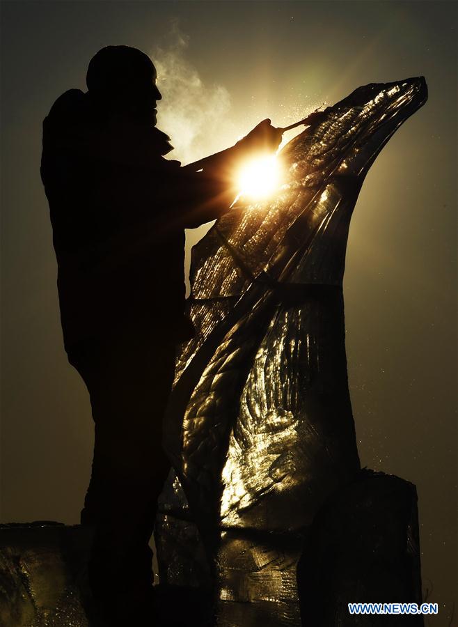 CHINA-HEILONGJIANG-HARBIN-ICE SCULPTURE (CN)