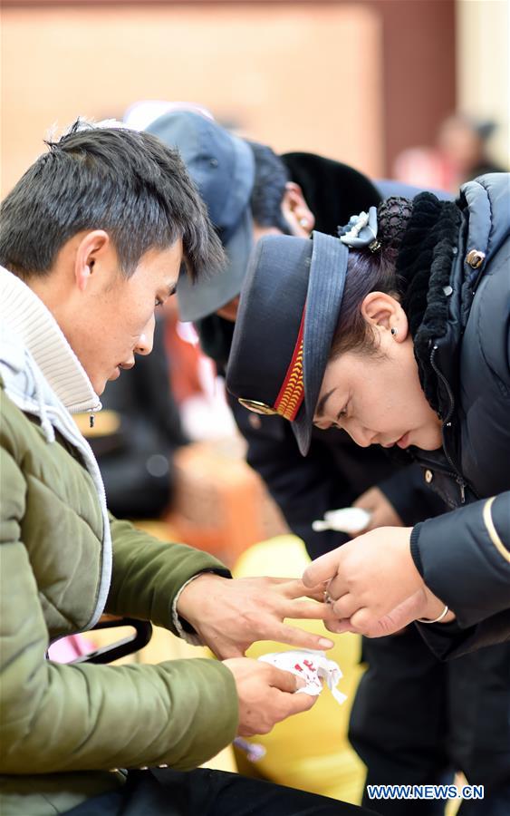 CHINA-SPRING FESTIVAL-PEOPLE AT WORK (CN)