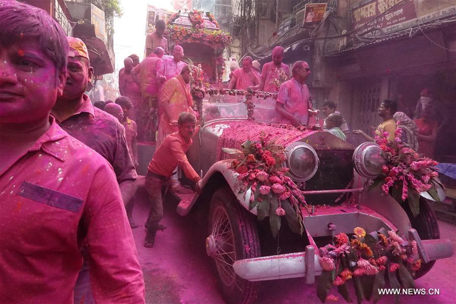 INDIA-KOLKATA-HOLI FESTIVAL-VINTAGE CAR