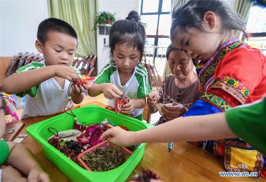 CHINA-ZHEJIANG-DRAGON BOAT FESTIVAL-FOLK CUSTOMS (CN)