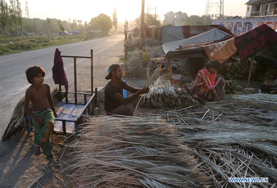 INDIAN-CONTROLLED KASHMIR-SRINAGAR-MIGRANT LABOURS-DAILY LIFE