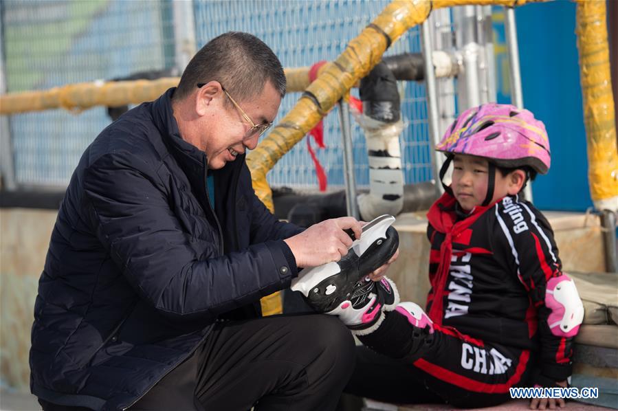 (SP)CHINA-BEIJING-YANQING-PRIMARY SCHOOL STUDENTS-SKATING(CN)