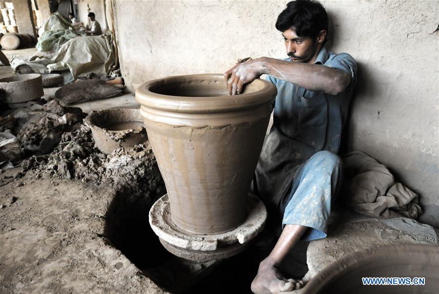 PAKISTAN-PESHAWAR-DAILY LIFE-POTTERY