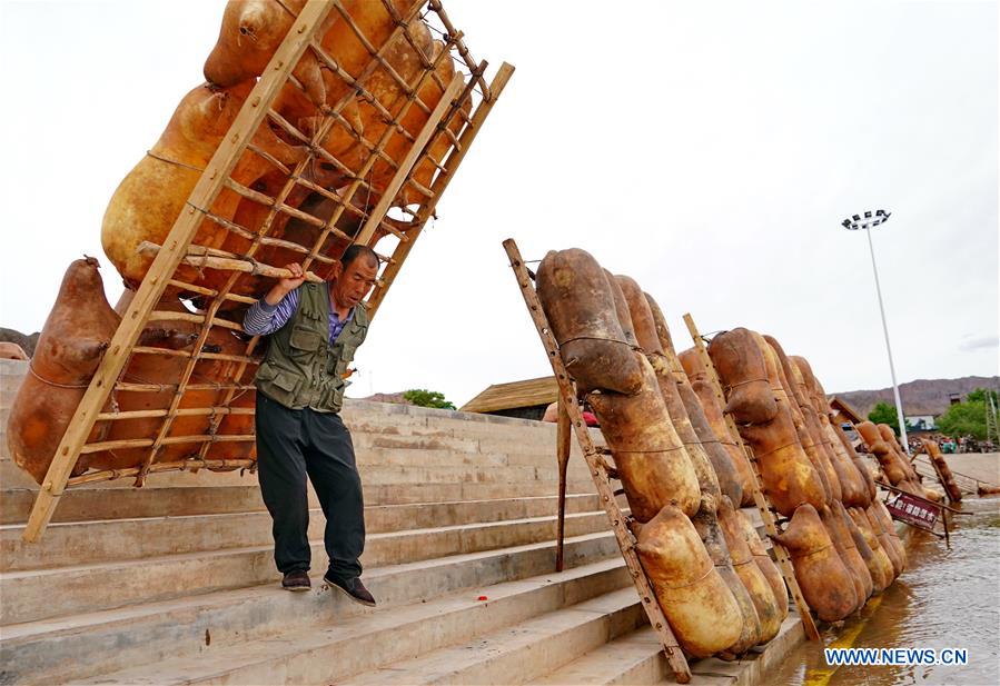 CHINA-GANSU-YELLOW RIVER-SHEEPSKIN RAFT (CN)