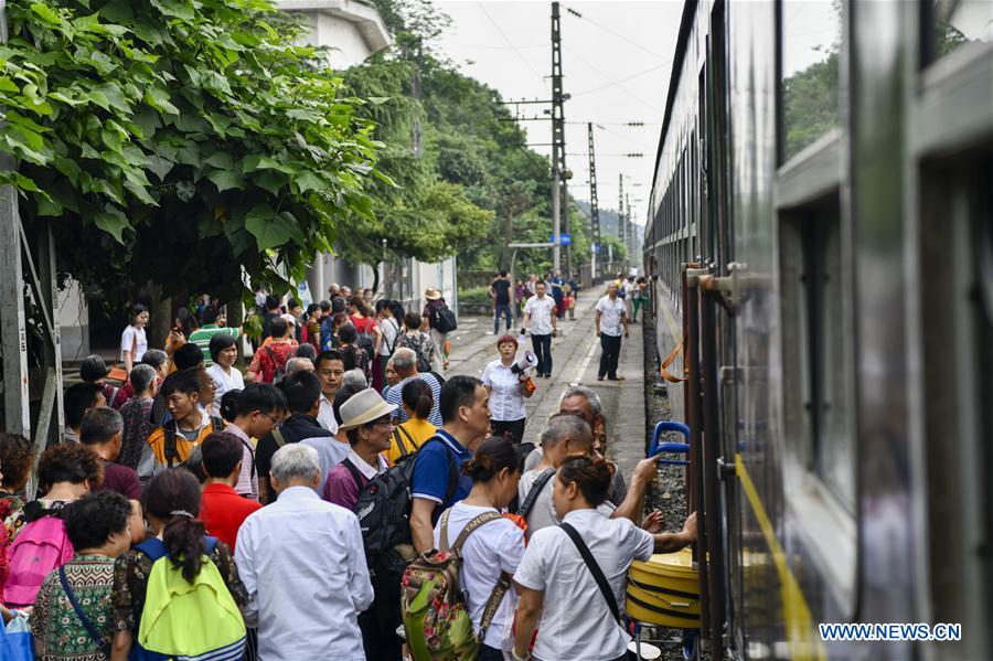 CHINA-CHONGQING-RAILWAY-GREEN TRAIN (CN)