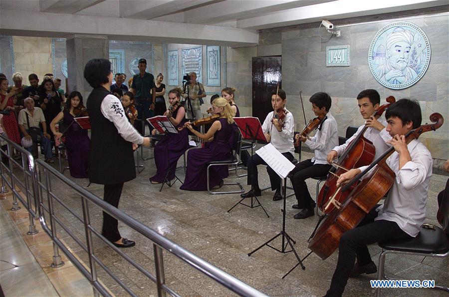 UZBEKISTAN-TASHKENT-METRO STATION-CLASSIC MUSIC PERFORMANCE 