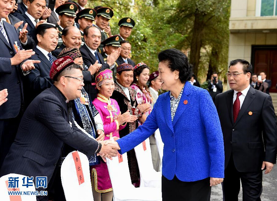 9月28日，中共中央政治局委员、国务院副总理、中央代表团副团长刘延东率中央代表团分团赴阿克苏地区、伊犁哈萨克自治州慰问，与各族干部群众共度节日、共享欢乐。这是刘延东接见伊犁党政军负责同志和各族各界人士、先进模范、援疆干部代表等。新华社记者张领摄