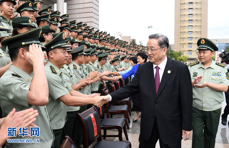 8月7日，中共中央政治局常委、全国政协主席、中央代表团团长俞正声率代表团部分成员分别赴内蒙古军区、武警内蒙古总队、武警内蒙古森林总队慰问，并会见自治区政法干警代表。这是俞正声会见武警内蒙古总队官兵。新华社记者 张领 摄