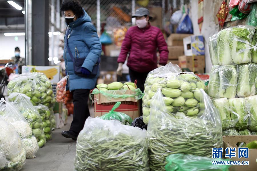 （聚焦疫情防控·图文互动）（1）特写：蔬菜批发市场里感受“春”意