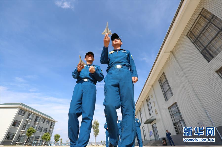 （图文互动）（3）5290小时！中国空军歼击机飞行纪录保持者光荣停飞