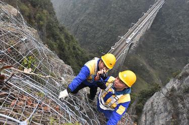 巡山扫石护春运