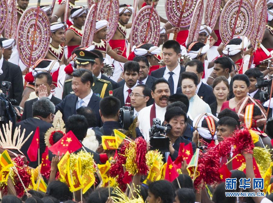 9月16日，国家主席习近平抵达科伦坡，开始对斯里兰卡进行国事访问。在班达拉奈克国际机场，习近平和夫人彭丽媛受到拉贾帕克萨总统夫妇热情迎接。新华社记者黄敬文摄 