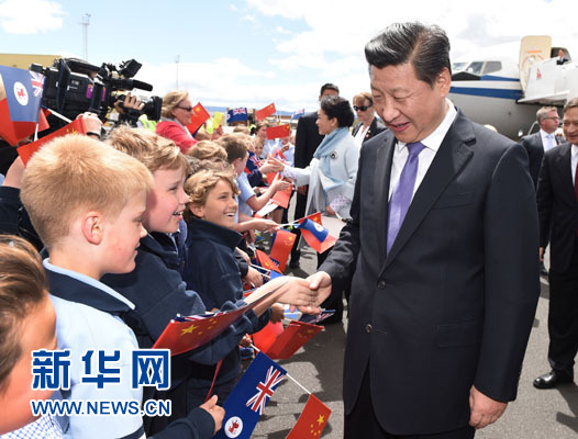 11月18日，国家主席习近平在澳大利亚塔斯马尼亚州参观访问。这是习近平和夫人彭丽媛抵达塔斯马尼亚州霍巴特机场时，与前来欢迎的当地儿童亲切交流。新华社记者 马占成 摄