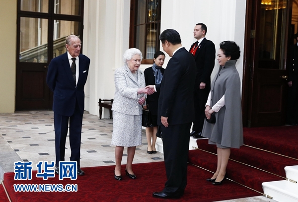 10月22日，国家主席习近平和夫人彭丽媛离开白金汉宫。离开前，英国女王伊丽莎白二世和丈夫菲利普亲王专门前来同习近平夫妇亲切话别。新华社记者 鞠鹏 摄