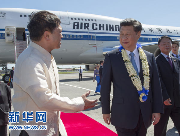 11月17日，国家主席习近平抵达菲律宾首都马尼拉尼诺·阿基诺国际机场，出席即将举行的亚太经合组织第二十三次领导人非正式会议。菲律宾高级官员到机场迎接习近平主席。新华社记者李学仁摄