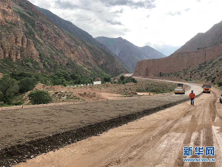 （习近平出访配合稿·图文互动）（8）通讯：雪山脚下有条“中国路”